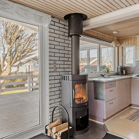 3 Bedroom Awesome In Brenderup Fyn Holiday home Vedelshave